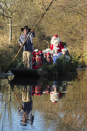 Muttersholtz, arrivée-du-père-Noel-en-barque 1   JEC4030