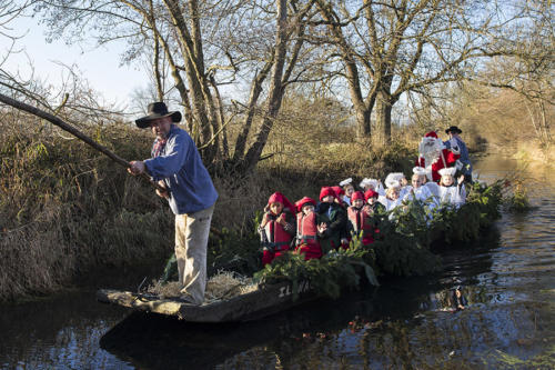 Muttersholtz, arrivée-du-père-Noel-en-barque 2   JEC4034