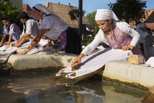 Au-lavoir-de-Balschwiller   JEC0916
