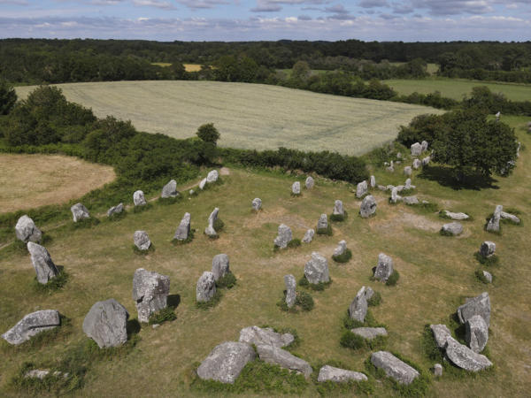 Erdeven, alignement-de-Kerzerho 1   DJI0111