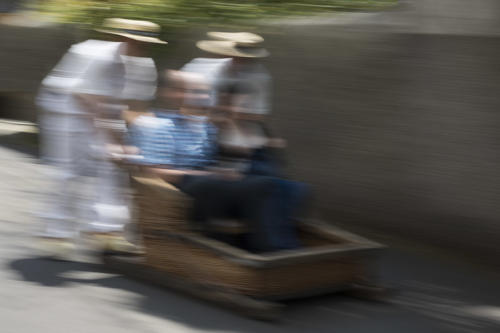 Sur-les-pentes-de-Funchal-en-traineau   JEA4445